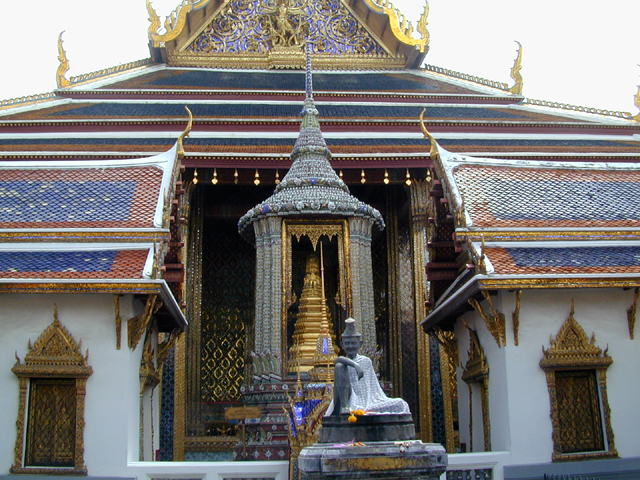 Wat Phra Kaeo (Temple of the Emerald Buddha) 6